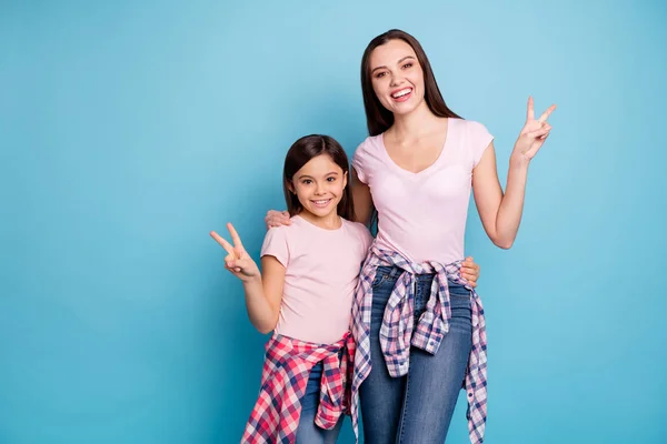 Retrato de dos simpáticos dulces guapos guapos encantadores alegres alegres chicas de pelo recto pasar tiempo libre mostrando v-signo aislado sobre brillante brillante brillo verde azul turquesa fondo —  Fotos de Stock