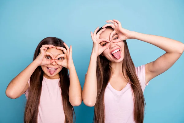 Close-up ritratto di due belle attraenti bella pazza allegra allegra ragazze dai capelli dritti mostrando lingua fuori ok-segno come gli occhiali isolati su luminoso vivido brillare sfondo verde blu turchese — Foto Stock