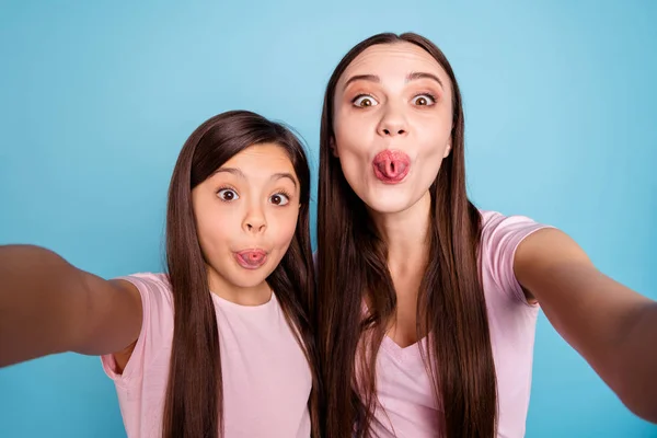 Auto-retrato de dois agradável bonito encantador atraente louco menina alegre cômico infantil de cabelos retos meninas se divertindo tempo bom humor isolado em brilhante brilho vívido verde azul turquesa fundo — Fotografia de Stock