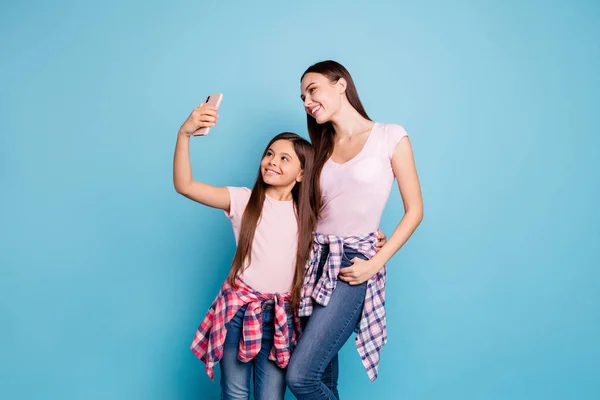 Portret van twee mooie charmante aantrekkelijke mooie slanke pasvorm dun vrolijke vrolijke Straight-haired meisjes poseren nemen maken selfie geïsoleerd op heldere levendige glans groen blauw turkoois achtergrond — Stockfoto