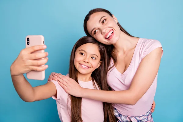 Retrato de cerca de dos simpático lindo encantador encantador dulce precioso alegre alegre alegre de pelo recto chicas tomando haciendo selfie aislado en brillante brillante brillante brillante verde azul turquesa fondo —  Fotos de Stock