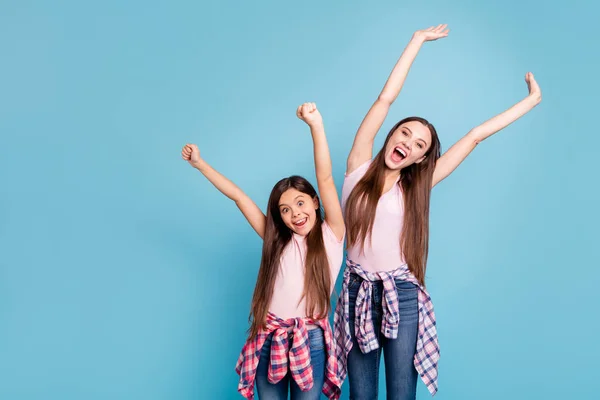 Retrato de dos simpáticos lindo encantador encantador encantadora niña alegre alegre extático loco de pelo recto niñas levantando las manos hasta divertirse aislado sobre brillante brillante brillante azul turquesa fondo —  Fotos de Stock