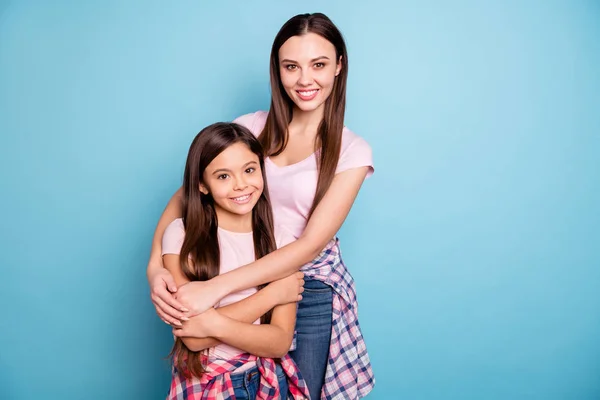 Portret van twee mooie schattige charmante aantrekkelijke mooie Winsome zoete Tender vrolijke vrolijke Straight-haired meisjes knuffelen geïsoleerd op heldere levendige glans Blauw Turquoise achtergrond — Stockfoto