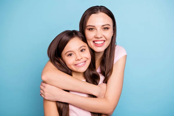 Close-up portret van twee mooie schattige charmante Winsome aantrekkelijke mooie zoete Tender fascinerende vrolijke soort Straight-haired meisjes knuffelen geïsoleerd over heldere levendige glans Blauw Turquoise achtergrond — Stockfoto