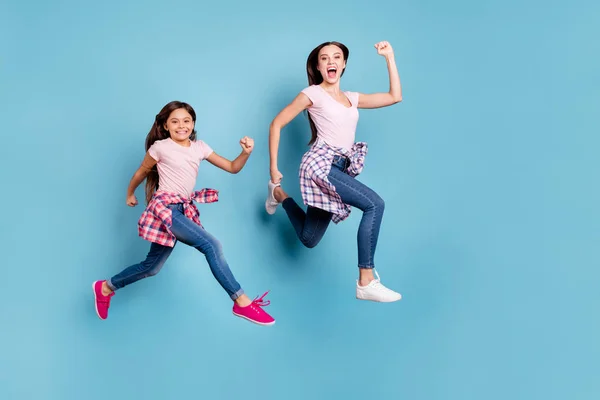 Longitud completa tamaño del cuerpo ver retrato de dos agradable alegre alegre alegre extático de pelo recto niñas hipster traje corriendo rápido aislado en brillante brillante brillo azul turquesa fondo — Foto de Stock