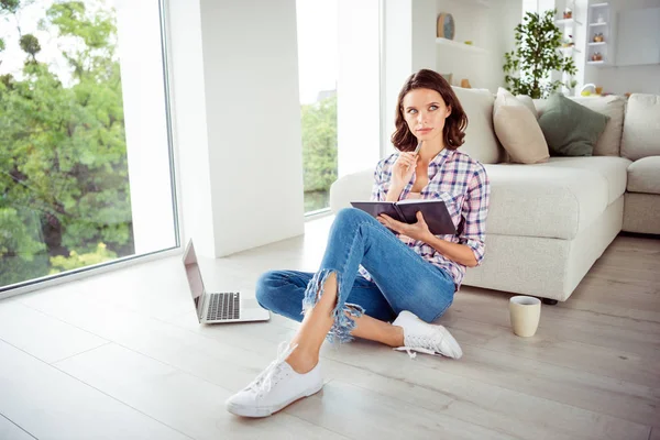 Portret charmant minded gericht gezellige droom dromerige pen project rapport doordachte Guess gedachten overpeinzen golvende krullend kapsel trendy stijlvolle stijl geruite jeans denim overhemd groot licht appartement — Stockfoto