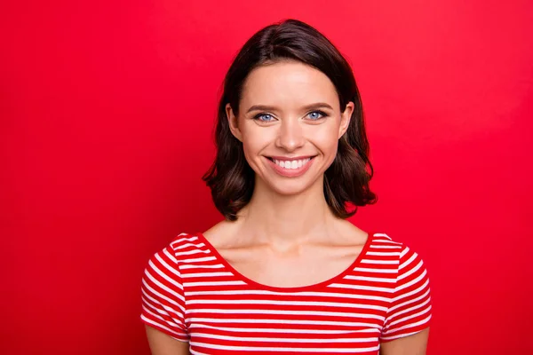 Porträtt av söt ganska trevlig Lady Feel glad attraktiv har ledig tid resten sann frilansare arbetar utbildning studie ungdom klädd moderiktiga kläder isolerade färgglada bakgrund — Stockfoto