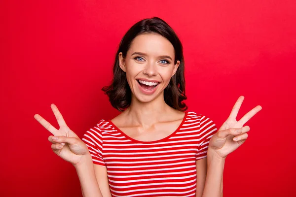 Retrato de encantador millennial bonito sentir encantado sincero fazer v-sinais têm tempo livre feriados desfrutar de verão vestido moderno juventude roupa isolado fundo vermelho — Fotografia de Stock