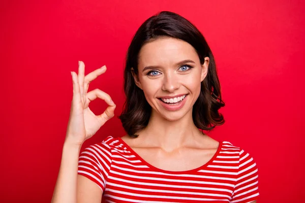 De cerca la foto de contenido agradable señora bastante emocionada han promo decidir elegir anuncios anuncios recomiendan tener tiempo libre encantador lindo aislado usar ropa moderna fondo rojo — Foto de Stock