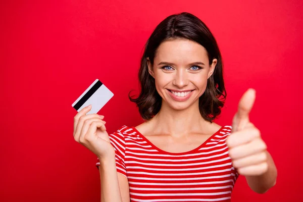 Porträtt av upphetsad rolig söt dam Känn dig trygg ge utmärkt annons råd val beslut demonstrera rekommendera positiva glada slitage randig snygg trendig t-shirt isolerad röd bakgrund — Stockfoto