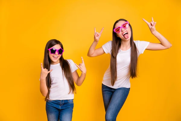 De cerca foto dos personas hermosa ella diversidad dama diferentes amigos de edad rock concierto fans descortés desgaste colorido especificaciones casual blanco camisetas vaqueros denim aislado amarillo brillante fondo — Foto de Stock