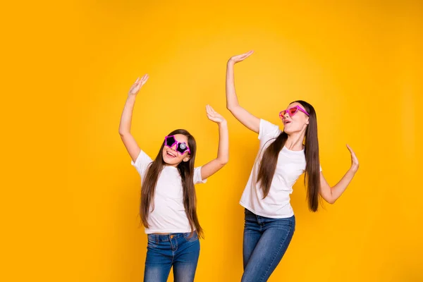 Close-up foto twee mensen mooi haar ze diversiteit dame verschillende leeftijd vrienden moderne beweging muziekliefhebbers dragen kleurrijke specs casual witte t-shirts jeans denim geïsoleerd gele heldere achtergrond — Stockfoto