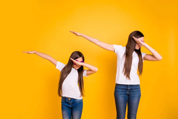 Nahaufnahme Foto schön zwei Menschen sie ihre Vielfalt verschiedenen Alters Damen Hände Arme Luft seltsam modern bewegen Disco Bewegung tragen Sonne Spezifikationen lässig Jeans Denim weiße T-Shirts isoliert gelben Hintergrund — Stockfoto