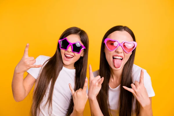 Close-up foto twee mensen mooi haar ze diversiteit dame verschillende leeftijd vrienden rock concert fans onbeleefd dragen kleurrijke specs casual witte t-shirts jeans denim geïsoleerd gele heldere achtergrond — Stockfoto