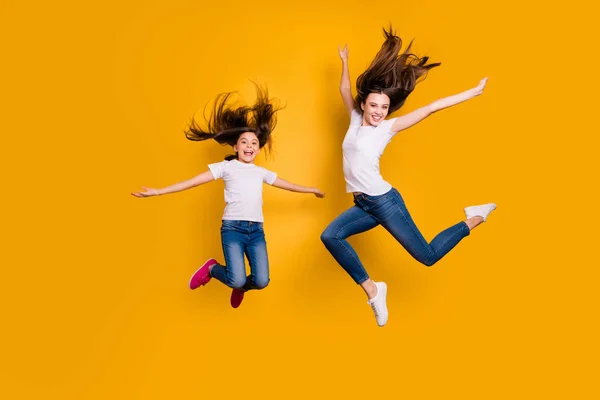 Ganzkörpergröße Foto schön sie Vielfalt verschiedenen Alters Dame Wochenende Stimmung verbringen Freizeit zusammen springen hohe Haare Flug tragen lässig weiße T-Shirts Jeans Denim isoliert gelben Hintergrund — Stockfoto