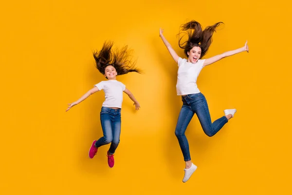 Ganzkörpergröße Foto schön sie Vielfalt verschiedenen Alters Dame Wochenende Stimmung verbringen Freizeit zusammen springen hohe Haare Flug tragen lässig weiße T-Shirts Jeans Denim isoliert gelben Hintergrund — Stockfoto