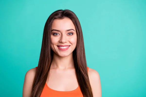 De cerca la foto de lindo encantador elegante contenido de la señora disfrutar francamente agradable lleva singlet moda verano brillante aislado fondo verde —  Fotos de Stock