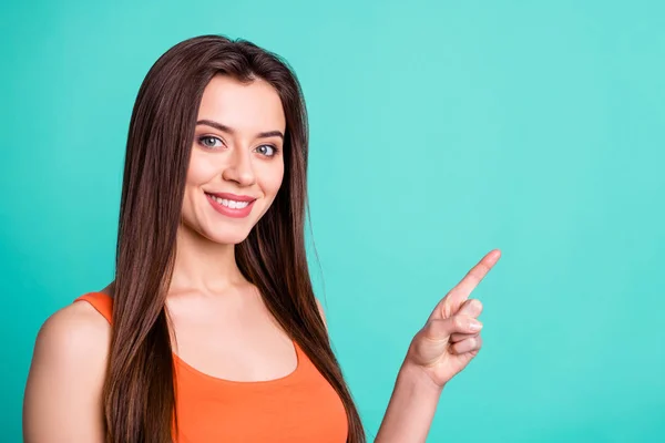 Retrato de alegre agradável bonito senhora bonita anunciar anúncio presente promo decidir escolher feedback venda informações promotor satisfeito isolado elegante bonito roupa isolar fundo verde — Fotografia de Stock