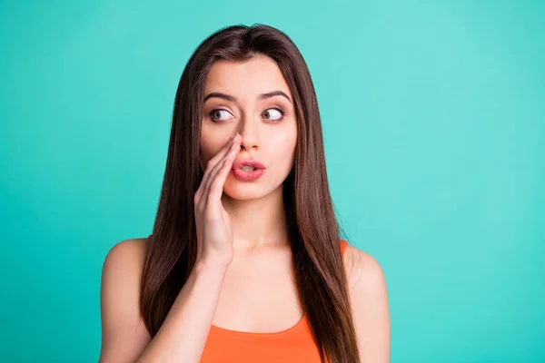 Close-up foto van rustige lastige mooie charmante dame tiener tieners willen delen privé informatie plaats handpalm gezicht aankondiging look Wear jeugd moderne Tank-Top kleding geïsoleerd Turquoise achtergrond — Stockfoto