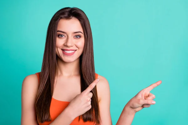 Close up foto de positivo alegre satisfeito senhora pessoas indicam anúncio decidir escolher indicação seleção ponta promoção notícias novidade desgaste elegante agradável roupas isolar fundo verde — Fotografia de Stock