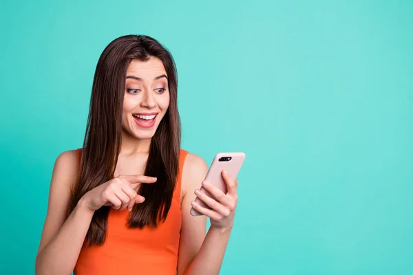 Portrait funny funky teen advertise advice advise choose decide scream unbelievable unexpected hold hand gadget vidget use apps cheerful chat long hairdo orange clothing isolated turquoise background — Stock Photo, Image