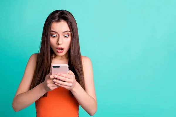 Portrait disappointed frightened lady astonished impressed horrible news text type hold hand device gadget scream unbelievable unexpected anxious mistake orange youth clothes isolated teal background — Stock Photo, Image