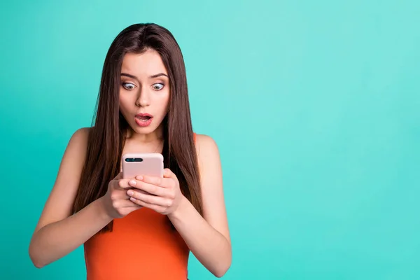 Retrato desapontado senhora assustado surpreendido impressionado notícias horríveis tipo de texto segurar dispositivo mão grito inacreditável inesperado erro ansioso laranja roupas jovens isolado fundo teal — Fotografia de Stock