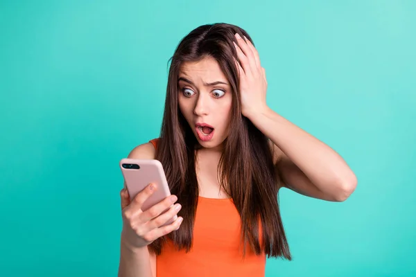 Nahaufnahme Foto niedlich funky Dame erstaunt enttäuscht Berührung Hand Haarschnitt schreien unglaublich unerwartet erschrocken nervös stilvoll trendy schön orange Tank-Top Singlet isoliert Krickente Hintergrund — Stockfoto