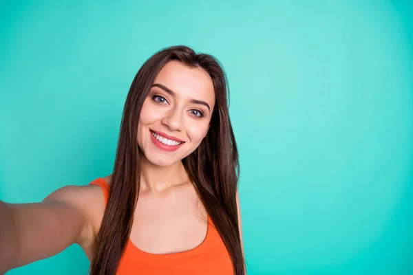 Közelről fotó szép csodálatos neki hölgy kacérkolibri hogy vegye selfies mondja beszél mondjuk Skype tökéletes ideális fehér fogak kopás alkalmi narancssárga tank-Top elszigetelt fényes kék párom türkiz háttér — Stock Fotó