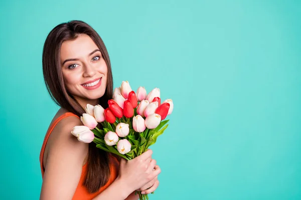 De cerca lado perfil foto hermosa increíble su señora manos brazos frescos flores blancas rojos tulipanes sorpresa aniversario cumpleaños usar naranja casual tanque-top aislado brillante azul turquesa fondo — Foto de Stock