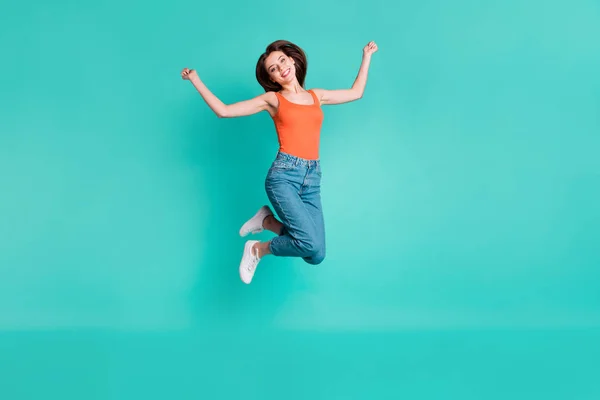 Perfil lateral de comprimento total tamanho do corpo foto bonita ela senhora salto alta animado fácil fim de semana de férias desgaste casual laranja tanque-top jeans jeans isolado brilhante teal turquesa fundo — Fotografia de Stock