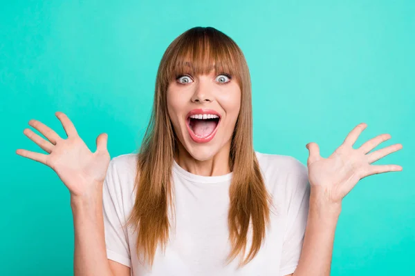 Porträtt av förvånad charmig tonåring tusenåral imponerad otrolig rabatt rykte skvaller hemliga skränande tro våg händer palmer Fringe skrika skrika klädd moderna kläder isolerade Teal bakgrund — Stockfoto