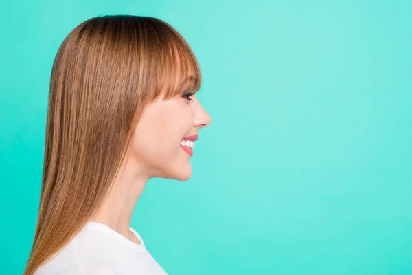 Profiel zijaanzicht foto van schattig meisjesachtig mensen persoon jeugd slijtage moderne lente Fringe kleding geïsoleerd klaar oplossen Kies keuze beslissing beslissen over Turquoise achtergrond — Stockfoto