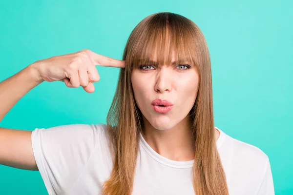 Close-up foto van teleurgesteld geïrriteerd meisje geschokt idee dwaas punt vinger hoofd frons grimas zeggen wat dragen modieuze jeugd kleren geïsoleerd groene achtergrond — Stockfoto