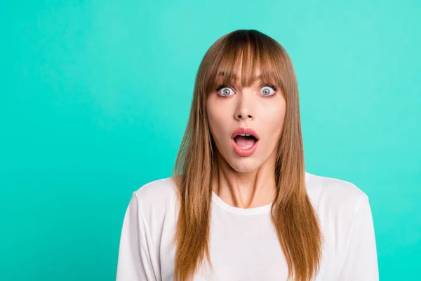 Porträt enttäuschter entsetzter Teenager Teenager beeindruckt erstaunt schreckliche Informationen Neuheit verrückt schreien offenen Mund isoliert tragen modische T-Shirt grünen Hintergrund — Stockfoto