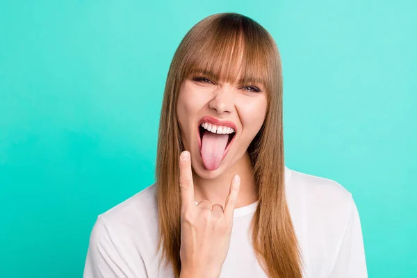 De cerca la foto de linda dama tonta y despreocupada encantadora atractiva tiene descanso tiempo libre vacaciones disfrutar de la celebración fiesta evento desgaste moderno bonito traje de verano aislado fondo verde —  Fotos de Stock