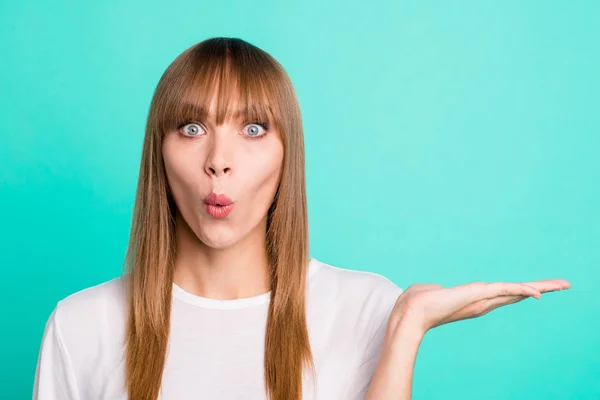 Close-up foto van verbaasd schattig grappig vrij jeugd promotor suggereren selecteren display idee verkoop korting feedback aandacht keuze beslissing pick slijtage trendy t-shirt geïsoleerd groene achtergrond — Stockfoto