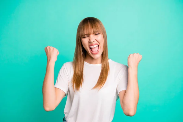 Retrato de positivo alegre satisfecho adolescente adolescente sentir regocijo contenido sincero éxito grito sí celebrar vestido moderno primavera moda traje aislado turquesa fondo —  Fotos de Stock