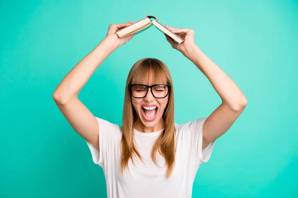 Retrato bonito inteligente nerd estudante do ensino médio gritar frustrado deprimido irritado cant encontrar esconder dinheiro impresso livro elegante moda franja óculos óculos t-shirt isolado teal fundo — Fotografia de Stock