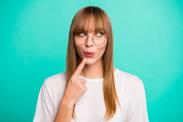 Portret van schattig charmant mooie dame duizendjarige aanraking vinger index gebaar kijken hebben plan ondeugende lucht Blow Lips slijtage modieuze moderne t-shirt geïsoleerd Teal achtergrond — Stockfoto