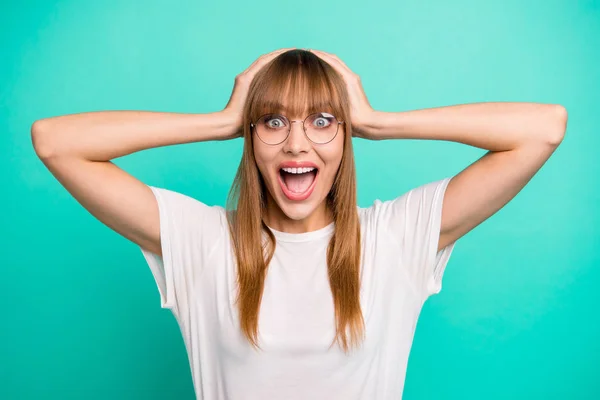 Ritratto di simpatico carino dolce persona giovane stupito toccare la testa palme grido impresso incredibile novità meraviglia usura specifiche moderno t-shirt isolato teal sfondo — Foto Stock