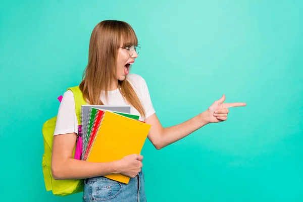 Közelről fotó csodálatos szép lány neki hölgy érdekelt kíváncsi fegyver kezek iskola notebook közvetlen üres hely tavaly tanulmányi tudomány kopás szemüveg alkalmi fehér póló elszigetelt réce zöld háttér — Stock Fotó