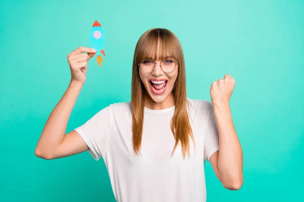 Close up foto incrível bonito ela sua senhora braço mão papel foguete mostrar sorte bem sucedido dia sonho voo aberto cósmico espaço galáxia desgaste especificações ocasional branco t-shirt isolado teal verde fundo — Fotografia de Stock