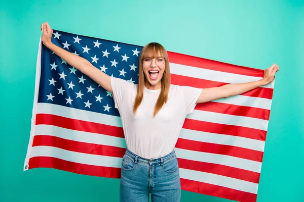 Närbild foto vacker hon hennes Lady armar händer hålla sprids stora amerikanska flaggan skrek festlig stämning galen bekymmerslös helg semester slitage specifikationer casual vit t-shirt isolerad Teal grön bakgrund — Stockfoto