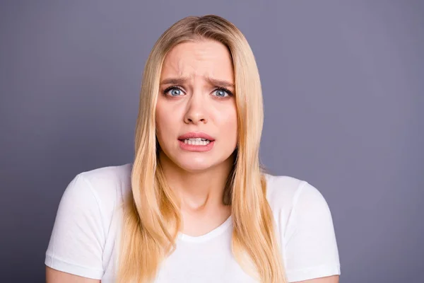 Close-up foto mooi verbazingwekkend haar ze Lady ogen volle angst Oh geen gezichtsuitdrukking verschrikkelijk vreselijke situatie gaan om te huilen Oeps stupor staren slijtage casual wit t-shirt geïsoleerd donker grijze achtergrond — Stockfoto