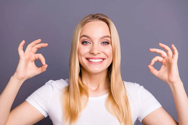 Cerrar la foto hermosa increíble bastante su señora manos manos manos okey símbolo acuerdo aconsejando comprar comprador mejores precios producto buena calidad desgaste casual camiseta blanca aislada fondo gris aislado — Foto de Stock