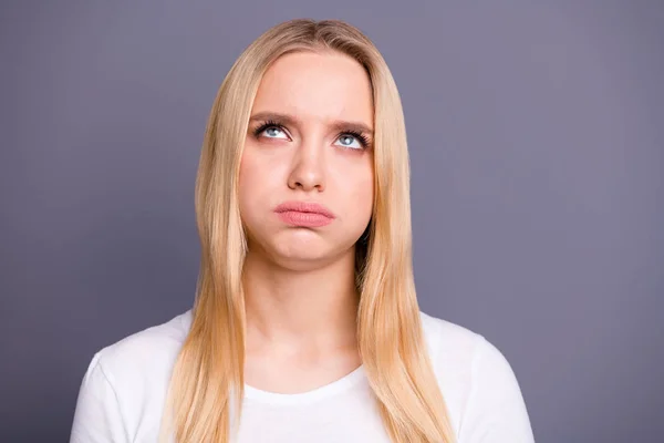 Nahaufnahme Foto schön ihre Dame unhöflichen Gesichtsausdruck wollen nicht hören Moral Lehre Mutter Mutter Eltern rollen die Augen nach oben leeren Raum tragen lässig weißes T-Shirt isoliert dunkelgrauen Hintergrund — Stockfoto