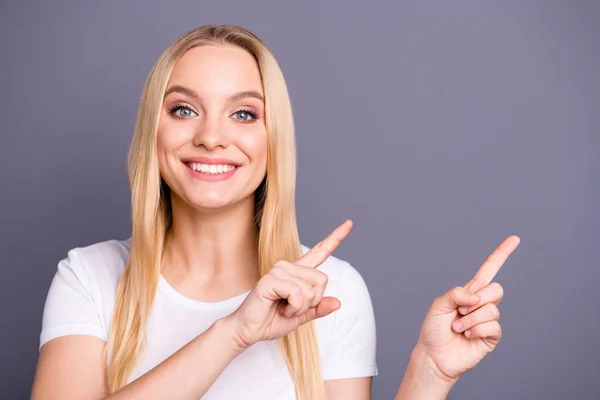 Close up foto de encantador positivo bonito juventude millennial feedback anúncios promovem informações conselho escolha forma de decisão desgaste moderno primavera roupas isolado fundo cinza — Fotografia de Stock