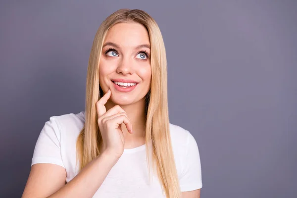 De cerca foto de la juventud alegre positivo joven toque barbilla tenía pensamientos plan futuro contemplar descanso relajarse tiempo libre fin de semana vestido ropa moderna juventud aislado fondo gris — Foto de Stock