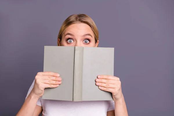 De cerca foto de asombrado adolescente millennial ocultar mejillas de la cara impresionado horrible novedad examen conferencia noticias preparar libro de texto vestido de moda ropa aislada gris fondo — Foto de Stock